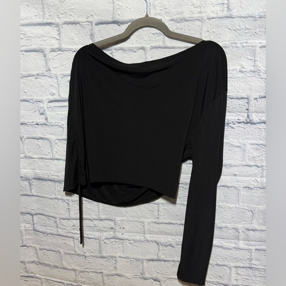 Fashion to Figure  Black Asymmetrical One Shoulder Shirt, Cropped, Size 3 - Picture 4 of 6
